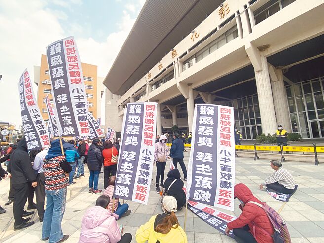 彰化縣芳苑鄉漢寶村300多位民眾7日到彰化縣政府前拉布條抗議，並遊行到彰化縣議會，表達反對養雞場動工的立場。（孫英哲攝）