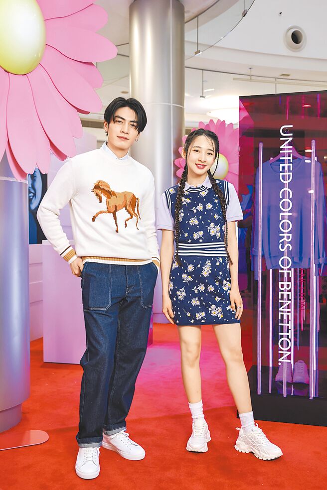 宋柏纬（左）、李沐抢先逛班尼顿在台北101购物中心打造的限定概念店《班尼顿奇幻花园》。（班尼顿提供）