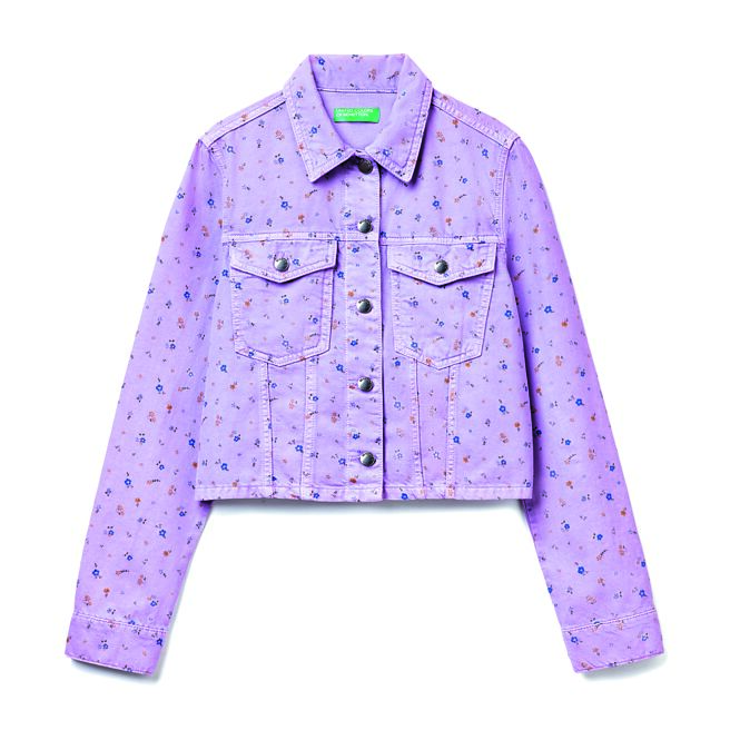 浪漫花朵系列手绘花朵图腾牛仔外套，价格店洽。（班尼顿提供）