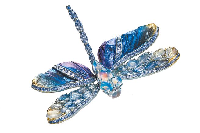 AKACHEN純鈦藝術珠寶「蜻蜓」胸針。（AKACHEN提供）