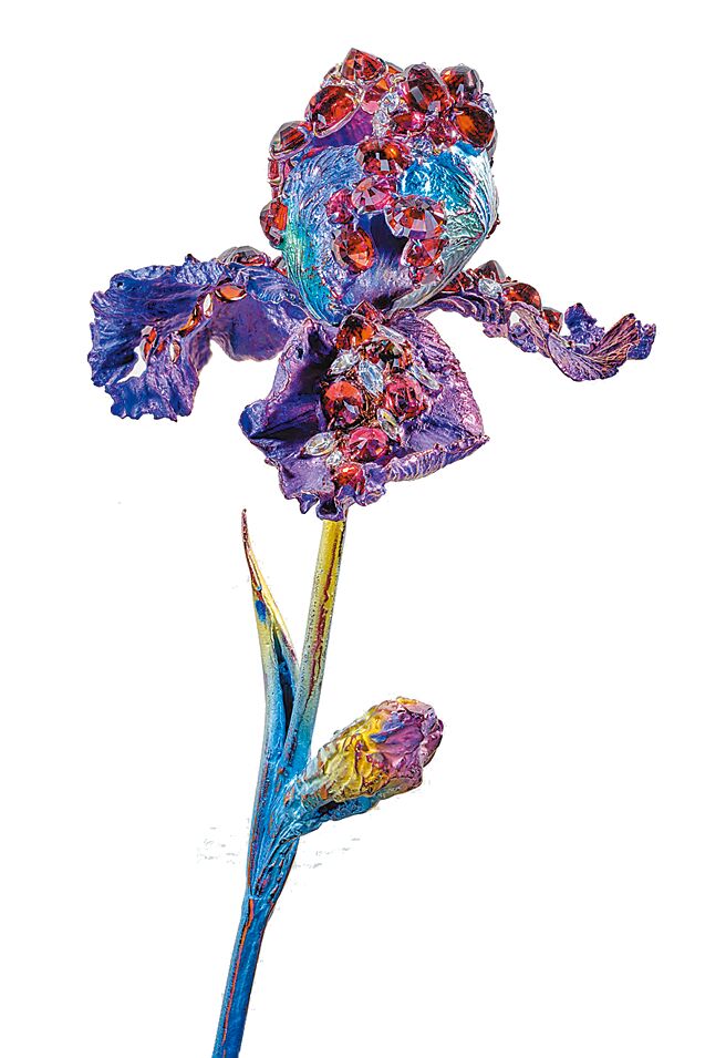 AKACHEN純鈦藝術珠寶的年度新作「鳶尾花」。（AKACHEN提供）