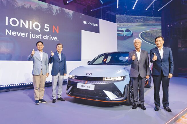 現代汽車亞太區總部常務許俊行（左起）、專務金成南、三陽工業暨南陽實業董事長吳清源、南陽實業總經理徐伯達共同發表HYUNDAI全新N Performance品牌首款高性能電動車IONIQ 5 N。（南陽實業提供）