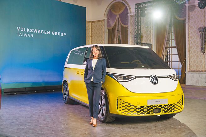 台灣福斯商旅總裁巫詩棻與福斯商旅ID. Buzz。（台灣福斯商旅提供）