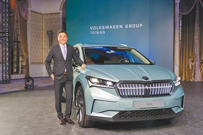 Skoda Taiwan總裁李御林與Skoda Enyaq。（Skoda Taiwan提供）