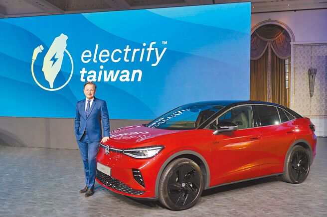 台灣福斯汽車總裁Steffen Knapp與Volkswagen ID.5 GTX。（台灣福斯提供）
