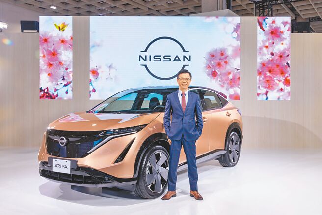 裕隆日產總經理鐘文川與NISSAN ARIYA。（裕隆日產提供）