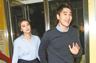 趙又廷不要看 高圓圓在路上被人親了眼睛瞪超大