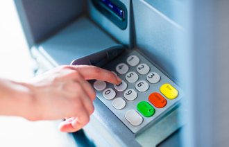 領錢像搶銀行 女子受困ATM 爆笑影片瘋傳