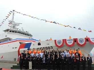 海巡4000噸級巡防艦「雲林艦」交船 蔡、賴「雙總統」登船同框揮手