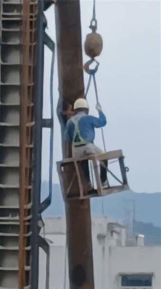 扯！汐止工人吊掛半空中作業「無安全防護」 新北勞檢處要罰了