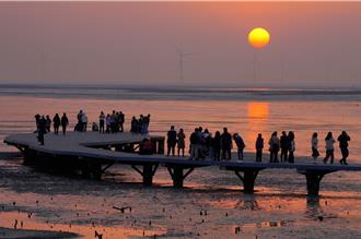 疑有民眾夜闖賞蟹步道放煙火！市府報警 最高罰10萬