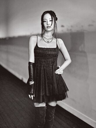 Jennie裸肩秀性感