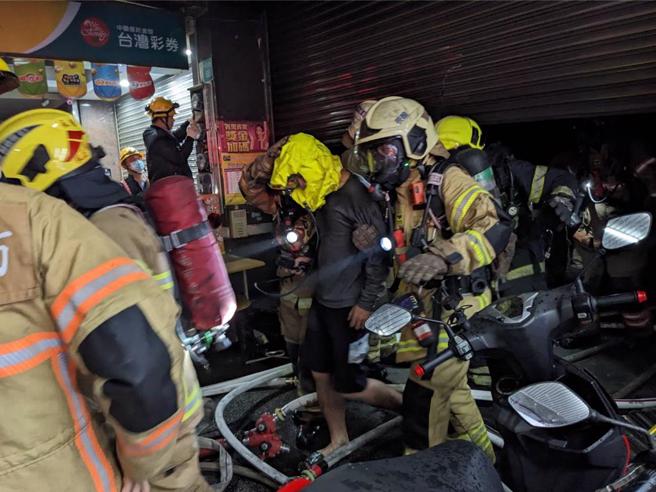 永康區中正北路一處彩券行火警，消防隊及時救出2名受困男子，2人均意識清醒。（讀者提供／曹婷婷台南傳真）