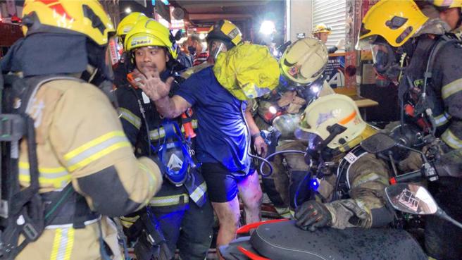 永康區中正北路一處彩券行火警，消防隊及時救出2名受困男子，2人均意識清醒。（讀者提供／曹婷婷台南傳真）