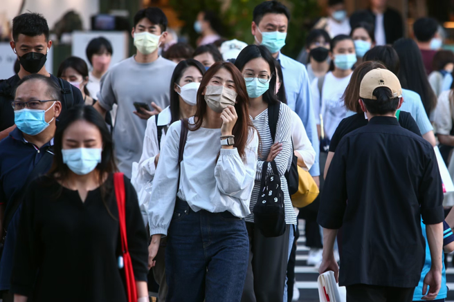 許多女生喜歡直接穿瑜伽褲外出，一名網友認為不裸露又能吸引異性目光，好奇「瑜伽褲是不是當代最厲害的發明？」（示意圖／本報資料照片）