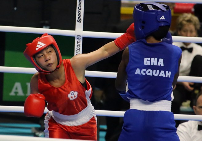 郭怡萱出拳打中對方臉部。(中華民國拳擊協會提供)