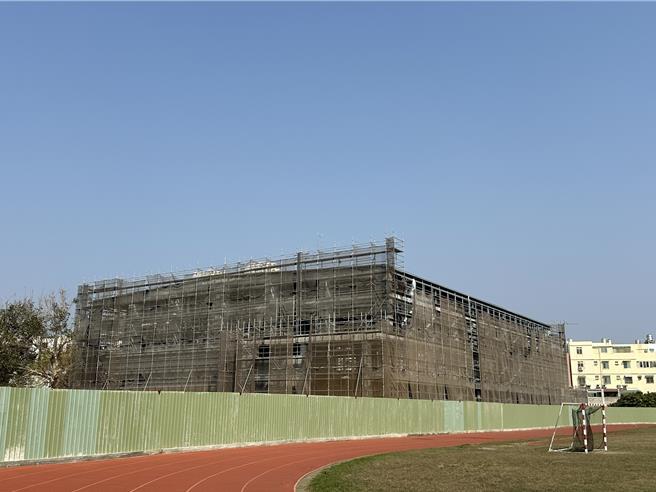大甲国中活动中心暨手球馆兴建工程即将完工，但馆内至今未有相关设施设备，立委蔡其昌会勘争取经费。（陈淑娥摄）