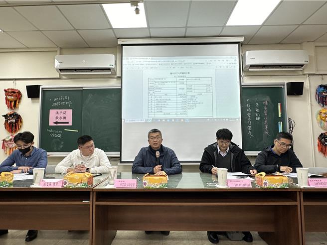 大甲国中活动中心暨手球馆兴建工程即将完工，但馆内至今未有相关设施设备，立委蔡其昌会勘争取经费。（陈淑娥摄）