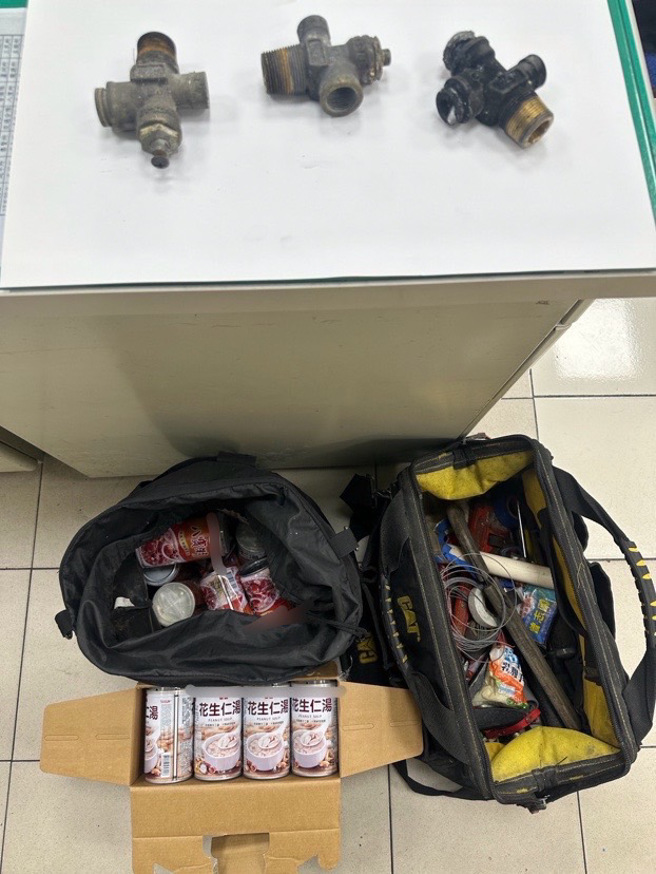 芦洲贼清晨闯仓库露馅 关键曝光！「八宝粥」也不放过被活逮。(警方提供)