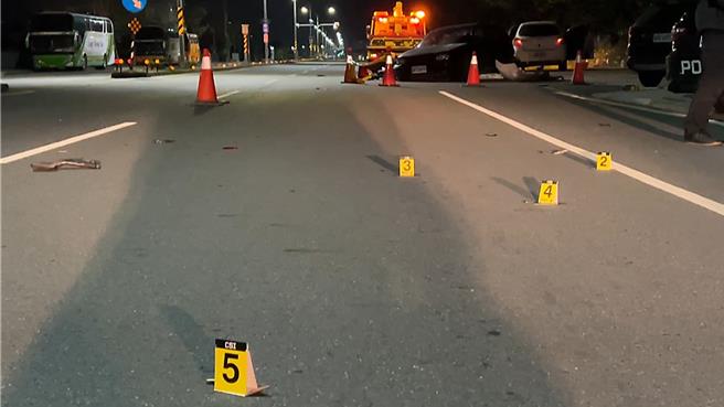 车祸现场凌乱，留有6枚已击发的弹壳。（读者提供／萧嘉蕙台东传真）