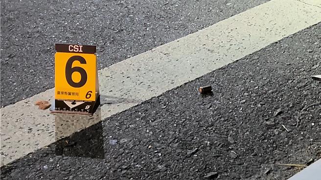车祸现场留有6枚弹壳，疑似为镇暴弹。（读者提供／萧嘉蕙台东传真）