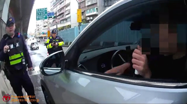 北市保安警察大隊攔停一輛可疑自小客車，發現車內散發濃烈K味，查獲「毒咖啡包及K他命」等違禁物，依法移送究辦。