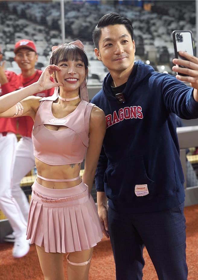 台北市长蒋万安（右）8日下午参与味全龙季前发布会后，也找上今年刚加入啦啦队「小龙女」的林襄（左）自拍。（台北市政府提供／丁上程台北传真）