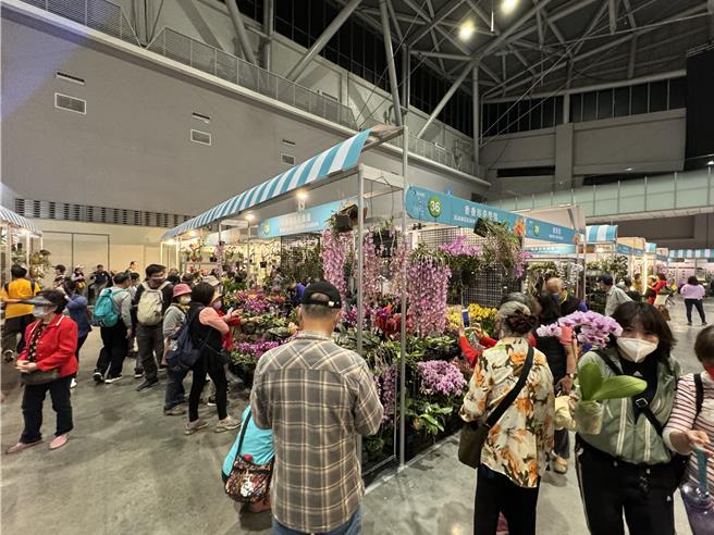 大台南會展中心舉辦的世界蘭展，吸引人潮賞蘭。(曹婷婷攝)