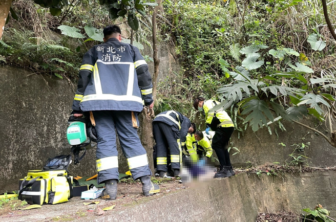 男子不慎摔落7米山坡，頭部重傷當場沒有生命跡象，消防人員給予急救並緊急送醫。（翻攝畫面）