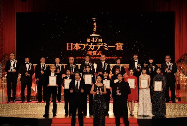 第47届日本电影学院奖圆满落幕，第一排左起为役所广司、安藤樱、矶村勇斗。（摘自官方X）