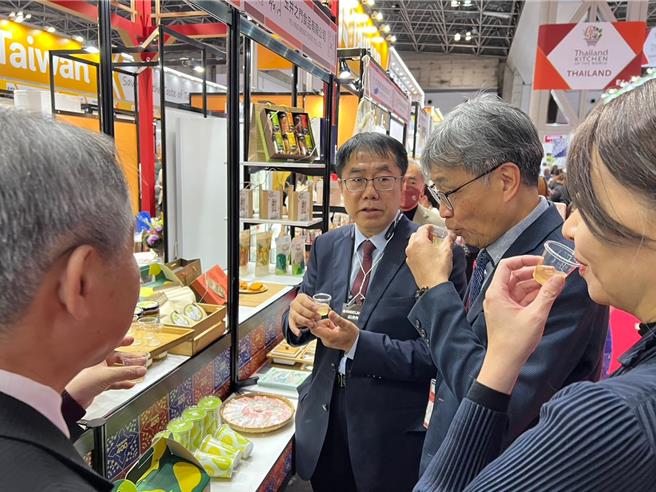 台南市长黄伟哲（右三）介绍台南产品。（台南市政府提供／曹婷婷台南传真）