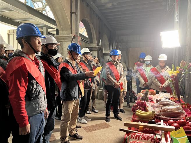 新竹市市定古蹟周益记老宅是新竹市首个由私有权人自行申请、全额出资修復、自营运的市定古蹟，9日举行上梁大典，由屋主周友达主祭。（王惠慧摄）