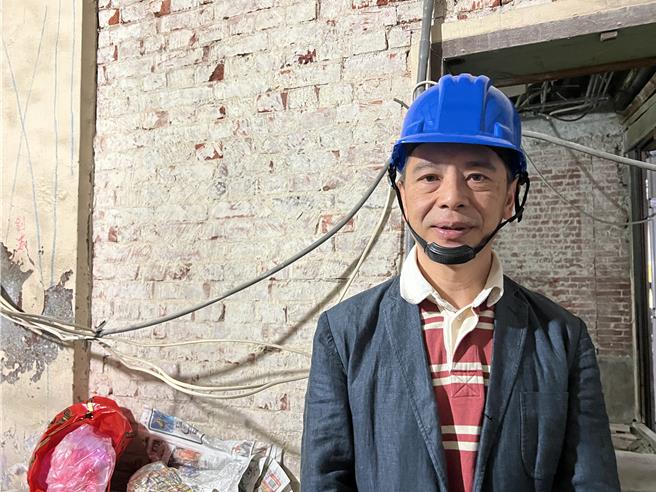 屋主周友达说，上梁仪式后将开始更换屋顶，盼能在暑假前能把屋瓦铺设完成，建立起硬体结构的部分，剩下就是内装，也期待顺利完工。（王惠慧摄）