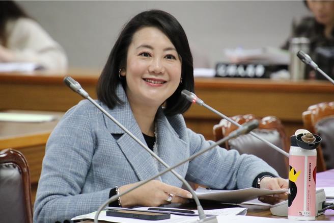 民進黨團幹事長吳思瑤今狠酸，翁曉玲是前無古人，後無來者的驚世立委，每天都語不驚人死不休，且樂此不疲。（吳思瑤辦公室提供／游念育台北傳真）