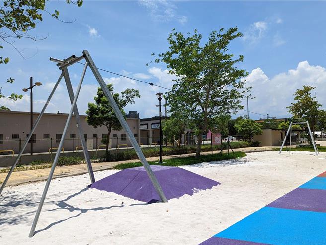 苗栗县县政府在头份音乐公园设置滑索设备。（苗栗县政府提供／谢明俊苗栗传真）