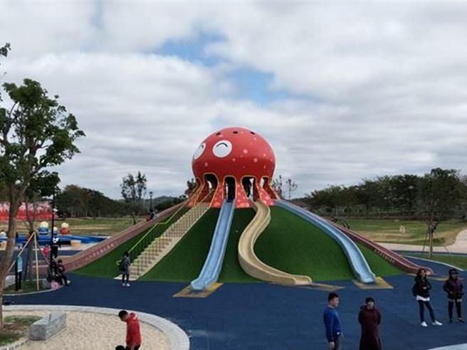 苗栗县县政府在苗栗市猫里喵亲子公园设置大型溜滑梯。（苗栗县政府提供／谢明俊苗栗传真）
