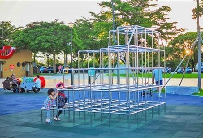 苗栗县县政府在头份市蟠桃特色公园设置攀爬设备。（苗栗县政府提供／谢明俊苗栗传真）