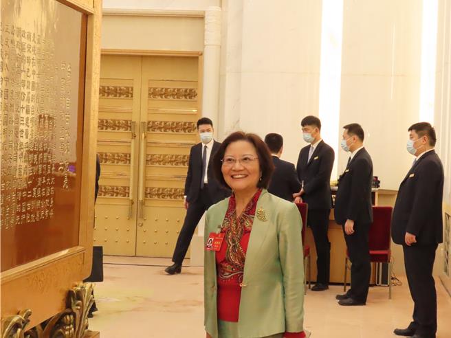 大陆全国人大台湾省代表、林毅夫妻子陈云英9日表示，两岸交流不会停止，且会全面升温。（朱绍圣摄）