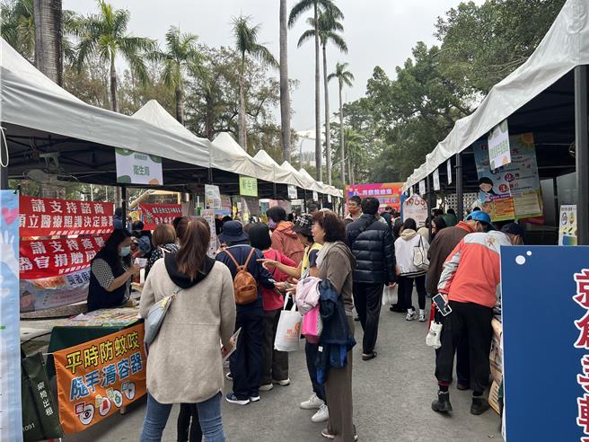 屏县府9日在屏东公园举办徵才活动，现场提供逾800个工作机会，还特别规画银髮人才、二度就业妇女及新住民服务专区。（谢佳潾摄）