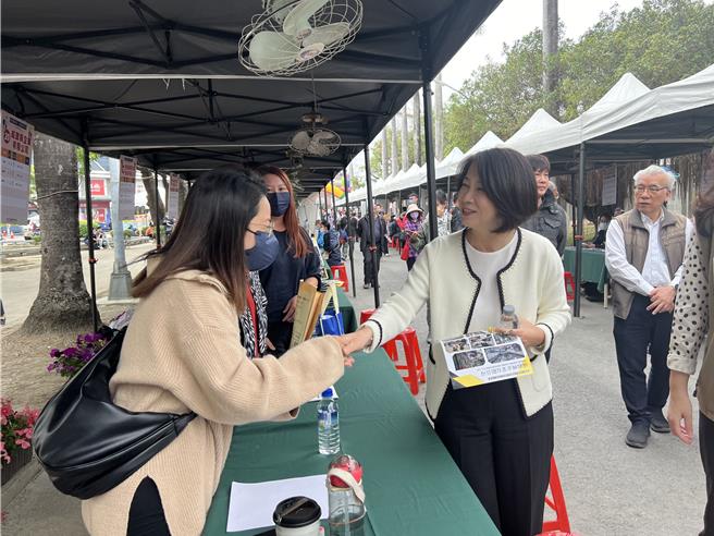 屏县府9日在屏东公园举办徵才活动，现场提供逾800个工作机会，还特别规画银髮人才、二度就业妇女及新住民服务专区。（谢佳潾摄）