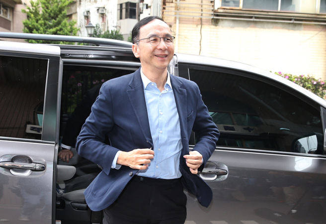 國民黨9日舉行中常委選舉投票，黨主席朱立倫前往新北市黨部投票。（姚志平攝）