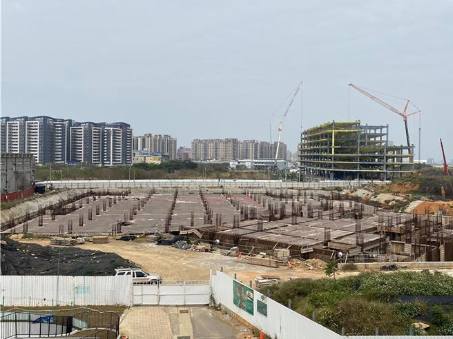 新竹市国际展演中心完工日遥遥无期，文化部考量工程重启期程难评估，不再保留补助款，市府未来将採取「设定地上权」方式发包。（本报资料照片／王惠慧新竹传真）