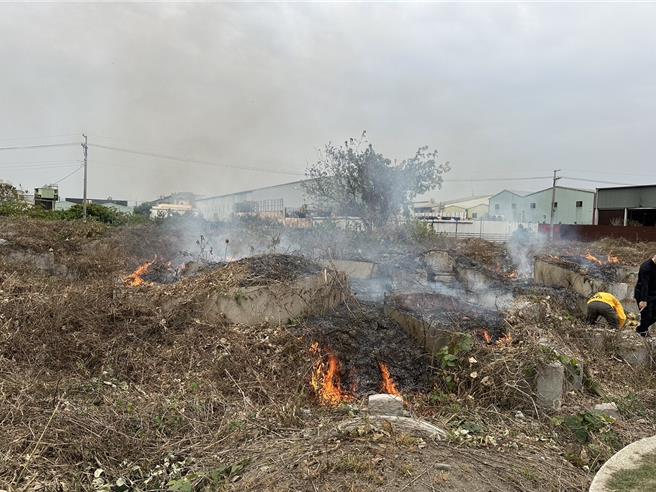 台中市乌日区第六公墓于9日上午10点发生火警，幸经消防局派遣溪湳分队到场火势迅速扑灭。（台中市政府提供／冯惠宜台中传真）