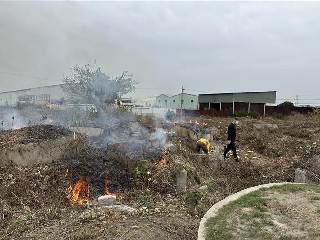 台中市乌日区第六公墓于9日上午10点发生火警，幸经消防局派遣溪湳分队到场火势迅速扑灭。（台中市政府提供／冯惠宜台中传真）