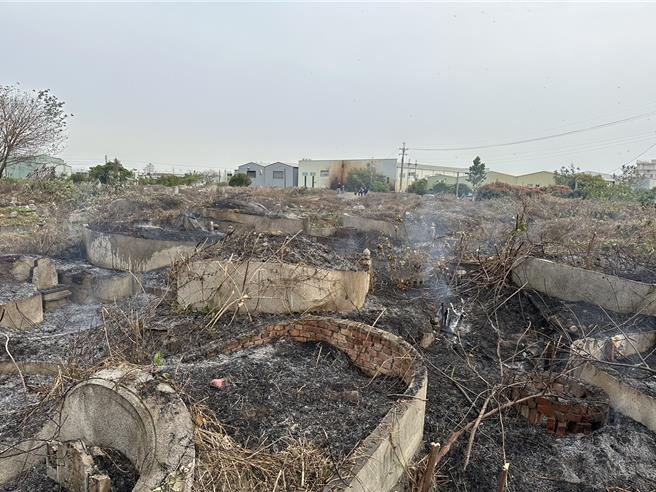 台中市乌日区第六公墓于9日上午10点发生火警，幸经消防局派遣溪湳分队到场火势迅速扑灭。（台中市政府提供／冯惠宜台中传真）