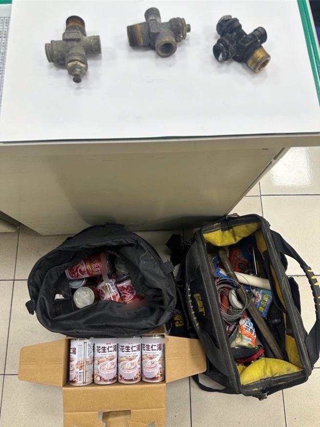 吴嫌除了偷易销赃的物品外，连被害人仓库内的食品罐头也不放过。（新北市芦洲警分局提供／吕健豪新北传真）