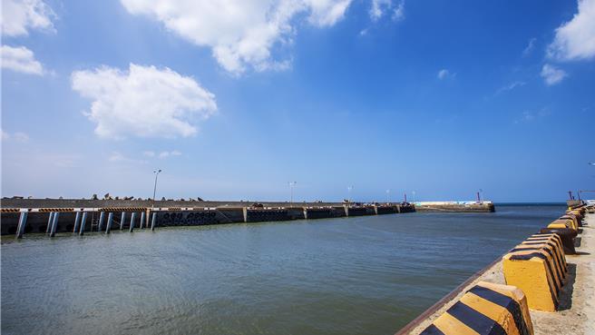 农业处委请海洋大学完成「坡头渔港南北堤延伸工程水工模拟试验」计画，经费2.7亿余元，渔业署核定以900万元办理规画设计。（罗浚滨摄）