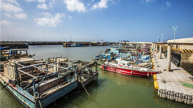 新丰乡坡头渔港船席不足，在南北堤延伸工程办理后，可增加295公尺停泊区25个船席。（罗浚滨摄）