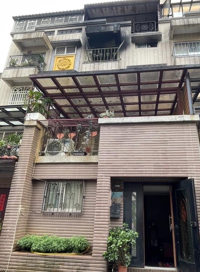 林口公寓阳台发生火警意外，警消到场后迅速扑灭火势。（新北市消防局第二大队提供／吕健豪新北传真）