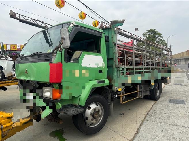 大貨車駕駛疑未保持行車安全距離，煞車不及撞擊前車。(讀者提供／曹婷婷台南傳真)